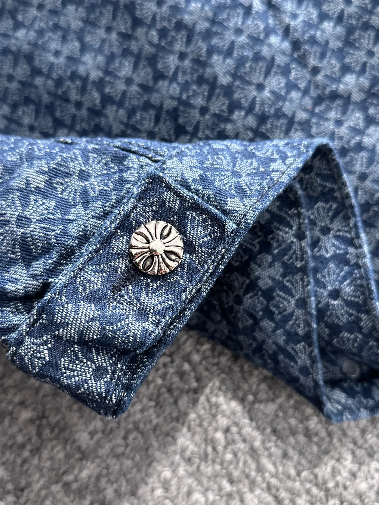 🅿️380 Kroxin 2025 catwalk style high-end customized jacquard denim jacket, the texture is first-class, the fabric is made of original jacquard material, brand LOGO engraved, the classic lapel denim jacket is simple and fashionable, low-key luxury, deeply sought after by big stars and Internet celebrities, one of the must-have items for fashionistas! Size: M-2XL